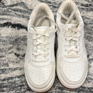 Alo Yoga recovery mode sneakers